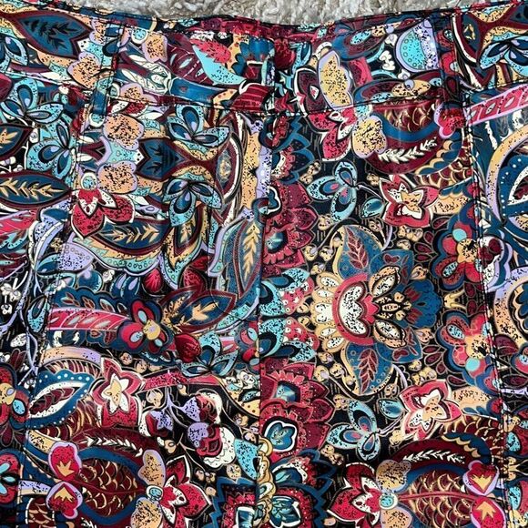 Very J Shorts Women's Faux Leather Paisley Pattern Shorts Large - Picture 3 of 14